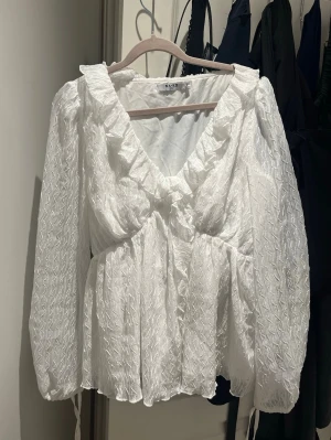 Vit blus NA-KD - Fin somrig blus från NAKD med snörning vid ärmar. Perfekt till studenten. Säljes i storlek 36.💕
