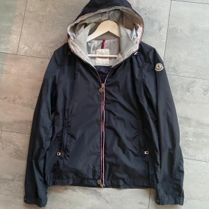 Moncler windbreaker - Säljer denna sjukt snygga Moncler windbreaker! Modellen på jackan heter: Moncler Urville. Skick 9/10. Nypris 8000-9000kr, mitt pris endast 2099. Storlek 1 - passar S/XS. Hör av er vid funderingar!