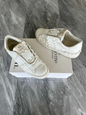 Valentino Open skor - Valentino Open - Skick: Fint skick - Storlek 37 - Tillbehör: Valentino kort, box - Nypris: 6000kr - TrendWardrobe