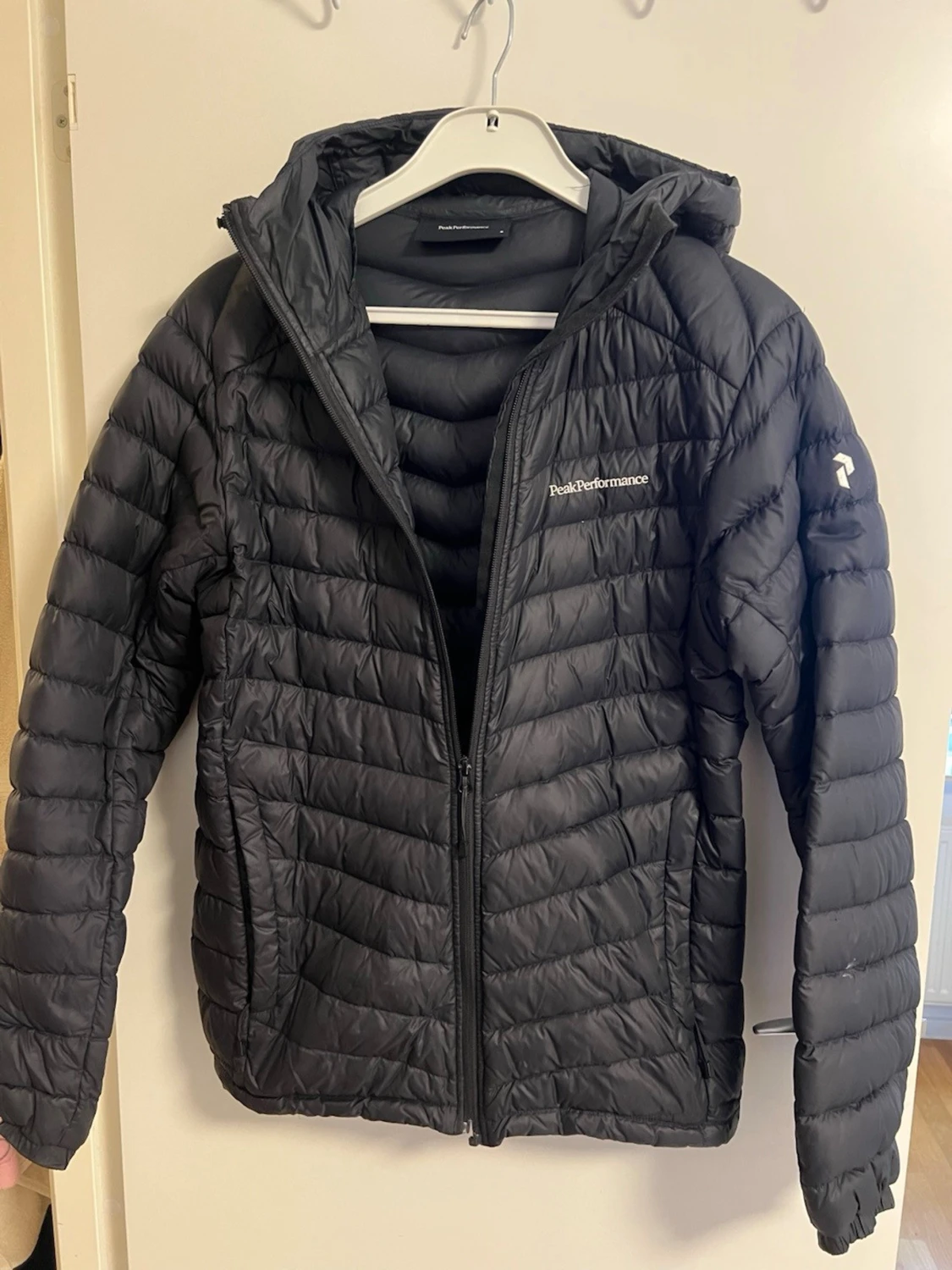 Svart dunjacka Peak Performance