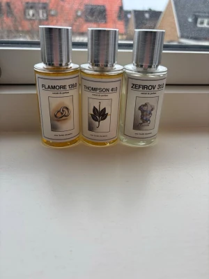 Set med tre exklusiva parfymer - Säljer ett set med tre exklusiva parfymer från one bold chemist: Flamore 139.0, Thompson 41.0 och Zefirov 31.0. Flaskorna är genomskinliga med silverfärgade lock och har unika etiketter med illustrationer. Perfekt för dig som vill ha variation i din doftgarderob. Dofterna är inspererade av JPG ultra male, SWY intensely och TF tobacco vanille