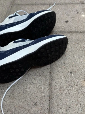 Blåvita sneakers med gummisula - Kom dm för mer bilder ! 