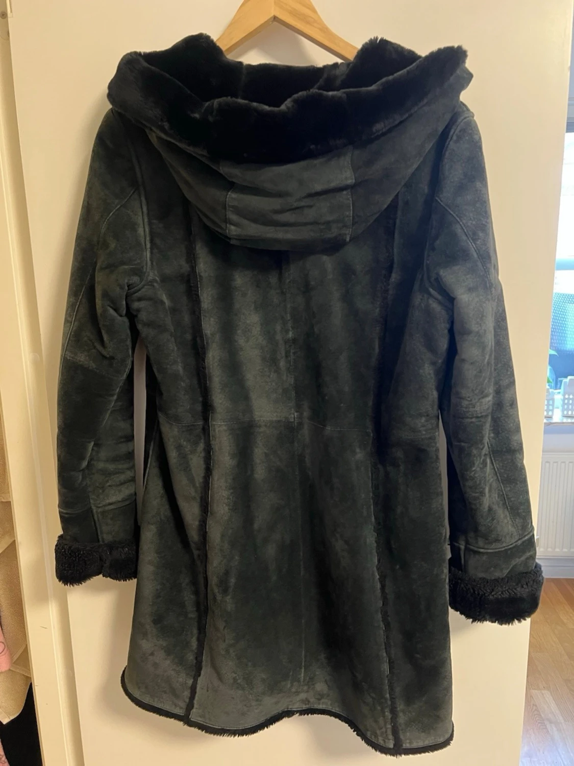 Svart lång kapp med huva från A2000 - 1