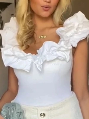 Vit volangtopp med djup urringning Zara - Supersnygg vit topp med stora volanger runt den djupa urringningen. 💕💕 säljer både vit och svart!! 