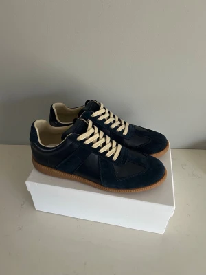 Maison margiela skor  - Riktigt snygga maison margielas i storlek 44, og medföljer, priset kan diskuteras vid snabb affär så kom gärna med bud! 