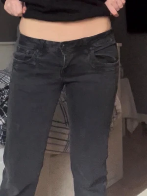 Lågmidjade bootcut ltb jeans - Snygga lågmidjade bootcut ltb jeans. Super bra skick! Storlek 27/30. Pris går att diskuteras 