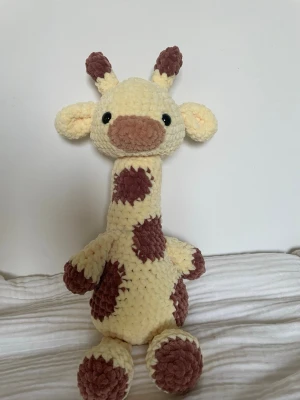 Virkad gul och brun giraff - Detta är en handgjord, virkad giraff i färgerna gul och brun. Perfekt som gosedjur!