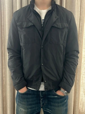 Massimo Dutti fieldjacka - M  - Mycket bra skick, inga defekter. Modellen på bilden är ca 180 cm lång. Har du frågor tveka då inte på att höra av dig🙌