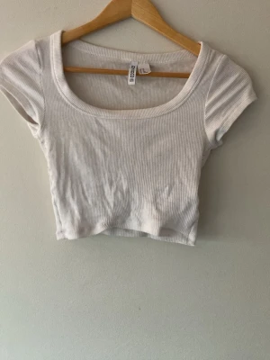 Super fin magtröja 💕 - Säljer en super fin magtröja i storlek xs från h&m 💕 perfekt till vardags.