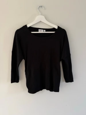 Svart topp från Saint Tropez - En stilren svart topp från Saint Tropez med rund halsringning och trekvartsärm. Bra skick och storlek xs men passar även s och m