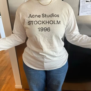 Vit långärmad t-shirt Acne Studios - 🤍 Acne Studios – Vit (M)  Acne Studios hoodie vit – storlek M  Stilren och clean hoodie i vitt, väldigt lätt att matcha. Perfekt passform (lätt oversize).  ✔️ Skick: Ny ✔️ Hög kvalitet  💸 Pris kan diskuteras