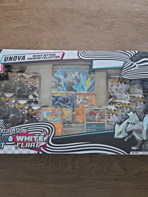 Pokemon TCG Black Bolt & White Flare Set - Frakt betalas av köparen! Pokémon Unova Heavy Hitters Premium Collection Box från Scarlet & Violet Black Bolt & White Flare-serien. Boxen innehåller totalt 12 booster packs och exklusiva foilkort med Kyurem, Reshiram och Zekrom. Perfekt för samlare eller Pokémon-fans!