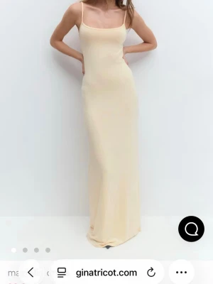 Långklänning Gina Tricot - Gina Tricot Maxi slip dress i Light yellow. Storlek XS. Prislapp kvar, aldrig använd. 