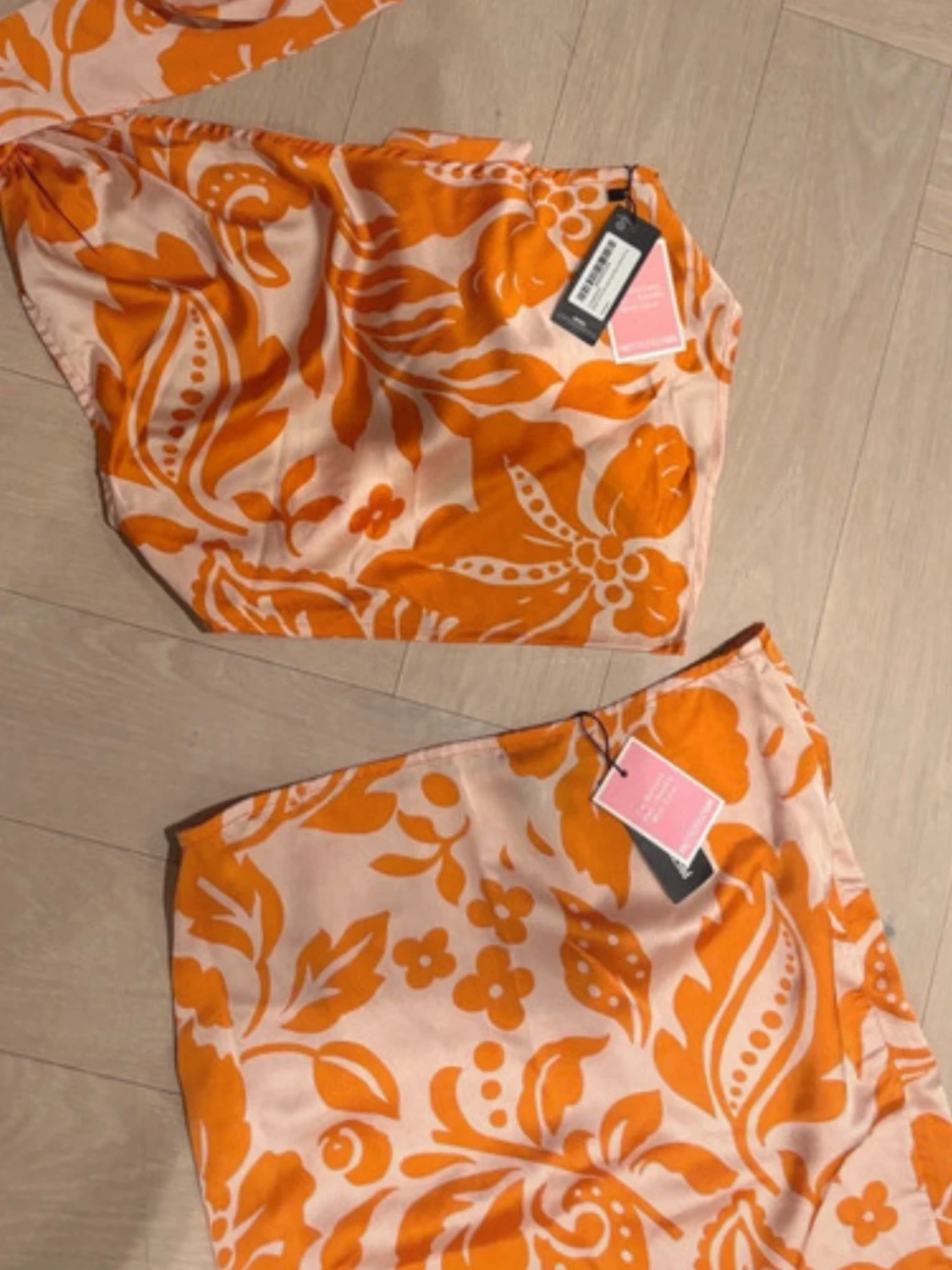 Orangevit halterneckklänning med slits - 6