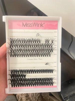 MissWink individuella lösfransar - Individuella lösfransar från MissWink i svart. Flera längder mellan 12-16 mm för att skapa en skräddarsydd look. Fransarna är i kluster och ger volym och fyllighet till dina egna fransar. Perfekt för dig som vill ha kontroll över din fransförlängning.