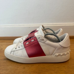 Valentino open sneakers - Säljer nu dessa fina valentino open skor | Super fint skick | Storlek 39 | Kvitto finns och ingår | Hör gärna av er vid frågor eller funderingar 