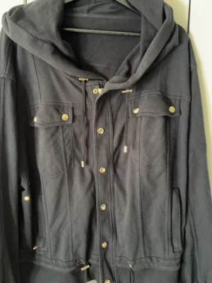 Balmain Cardigan strl L  - Balmain cardigan i strl L                                                   Köpt i Paris 2018, använt 2-3 gånger väldigt bra skick! 