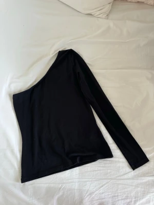 One shoulder topp - Snygg one shoulder topp från NA-KD, mycket fint skick 