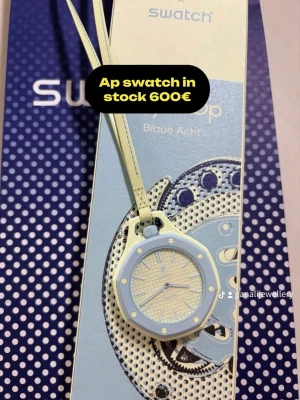 Ljusblå Swatch klocka - Snygg ljusblå Swatch klocka med rund urtavla och ljusa detaljer. Klockan har ett stilrent och modernt utseende med matchande band. Perfekt accessoar för dig som gillar en fräsch och trendig look.