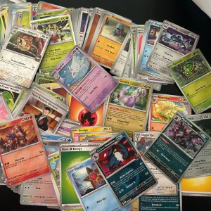  Pokémonkort - Säljer en blandad samling Pokémonkort med olika motiv, färger och energikort. Här finns både vanliga och holografiska kort, flera olika Pokémon och trainers. Perfekt för dig som vill bygga ut din samling eller börja spela Pokémon TCG. Alla kort är original och det är ca 700 st.