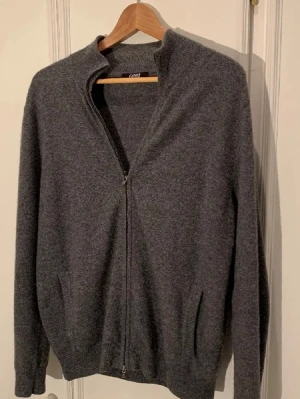 Gobi Cashmere Zip - En riktigt skön cashmere zip från Gobi Cashmere som dessvärre inte längre kommer till användning. Den är 100% cashmere och i mycket bra skick!
