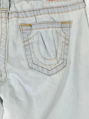 ‼️SÖKER‼️ - Söker ljus ljusblå  true religion jeans med dom här fickorna och gula sömmar dom kan vara typ vilken passform som helst bara inte baggy och storlek 23/24 och ev 25