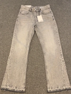 Grå flared jeans från Bershka - Säljer min grå flared jeans.                               Använt ba en gång                                                   Hör av er om ni vill ha mer bilder eller måtten