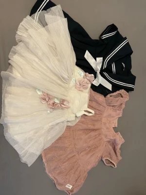 Mix av barnkläder och klänningar - Säljer ett paket med 15 till 20 plagg per köp. Min dotter har nu växt ut alla sina kläder och har 5 lådor jag måste bli av med 15 plagg/250kr          20 plagg/300kr kommer finnas från alla mellan klänning byxor tröjor strumpbyxor underställ och skor från olika storlekar och märken det mesta är tjejkläder (OBS. Finns på flera plattformar) 