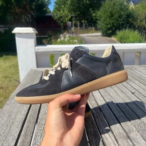 Svarta sneakers med beige sula - Maison marigela gats I marinblå /mörkblå. Skorna är i använda litegrann men fortfarande väldigt fint skick. Box och äkthetsbevis tillkommer! Hör av dig vid frågor eller funderingar!😃