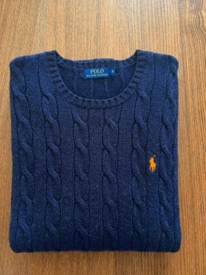 Kabelstickad tröja från Ralph Lauren  - Fint skick! Strl S Hör av dig vid frågor! 
