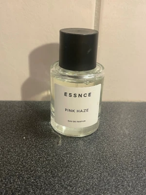 ESSNCE Pink Haze Eau de Parfum - Fräsch parfym från ESSNCE med doften Pink Haze. Kolla mängd på bild. 