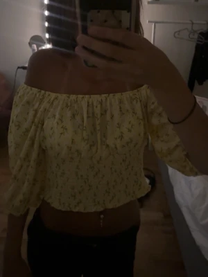 Gul topp - En söt gul topp med blommor. 