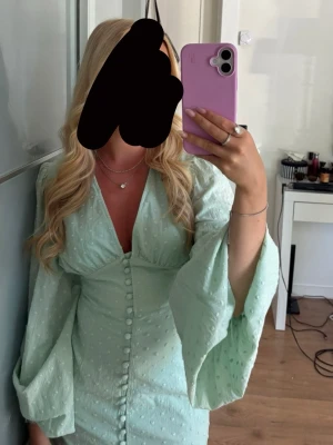 Turkos klänning från Adoore - Superfin klänning från adoore i storlek 36. Har ett hål vid baksidan av axeln men inget man tänker på så mycket. Även en lagning vid knappen längst ner men inget som syns. Endast använd vid två tillfällen så i övrigt väldigt fint skick!