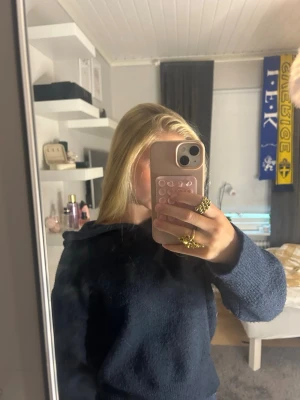 Mörkblå stickad hoodie - Säljer en snygg mörkblå stickad hoodie, säljer då den inte kommer till användning, finns inte kvar i butik men original pris 249kr ❤️❤️