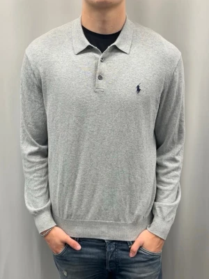 Ralph lauren långärmad Piké - Skick 9/10, inga defekter | Material: Pima cotton, känns som Kashmir/merinoull. Modellen är 185 cm och väger ca 75 kg och den är för kort.