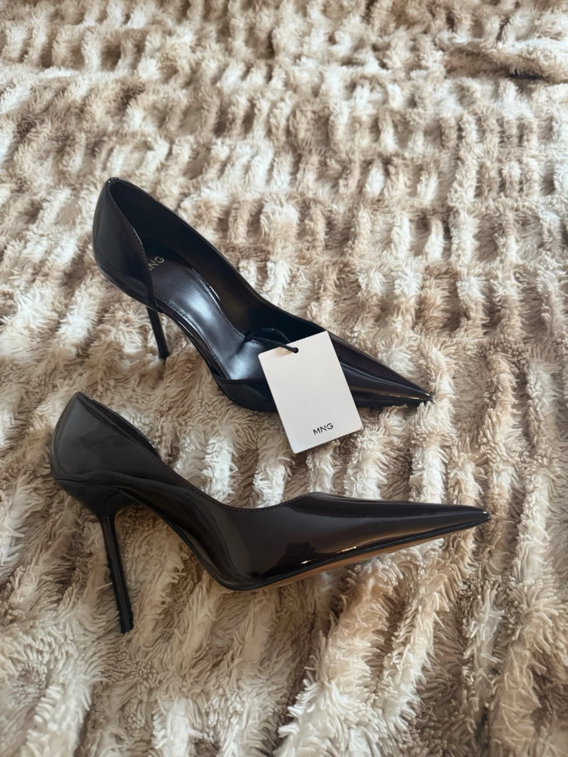 Mörkbruna lackade pumps med smal klack från Mango - 2