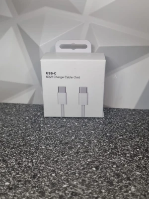 USB-C 60W laddningskabel 1m för apple - Säljer en vit USB-C laddningskabel på 1 meter som klarar upp till 60W. Perfekt för snabbladdning av mobiltelefoner, surfplattor och andra enheter med USB-C-port. Kabeln kommer i originalförpackning och har en stilren, enkel design. För apple mobiler