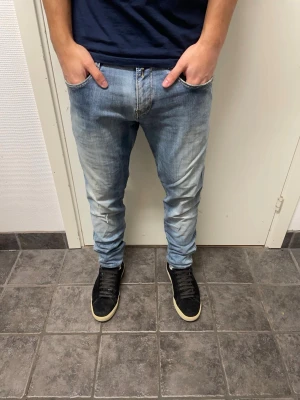 Replay Anbass - Snygga ljusblå jeans från Replay. Modell Anbass. Bra skick. De har en slitning vid höger knä. A=40CM B=93CM C=15CM. Modellen är 173cm, 64kg. Pris kan diskuteras!