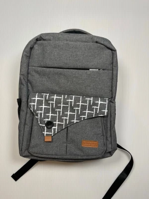 Smart ryggsäck - från LekeSky - Stil:  Färg - Grå Ryggsäcksdesign - Laptopryggsäck Produktstil	- Ryggsäckar  Funktioner och specifikationer:  Andra speciella egenskaper hos produkten - Stöldskydd, Laptopfack, Vattentät Rekommenderade användningsområden för produkten - Resa Remtyp - Axelrem, Handtag upptill  Maximal kompatibel enhetsstorlek	 - 15,6 tum Fickbeskrivning - Flera fickor Stängningstyp - Dragkedja Vattentålighetsnivå - Vattentålig Utsmyckningsfunktion - Sladd Antal fack - 5 Längd från axel till nederkant - 44 centime
