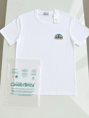 Vit t-shirt från Casablanca - Vit t-shirt från Casablanca med liten färgglad logga på bröstet och stort tryck med motiv och texten 'Casa Blanca' på ryggen. Klassisk rund hals och korta ärmar. Tillverkad i mjuk bomull för en clean och fräsch look.