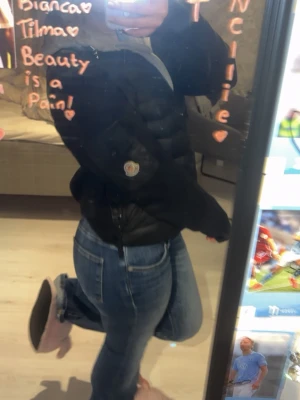 Svart jacka från Moncler - Säljer en svart jacka från Moncler med quiltad design och dragkedja framtill. Västen har Moncler-logga på armen och en klassisk, stilren look som passar till jeans och sneakers. Perfekt för lager-på-lager under kyliga dagar. pris kan diskuteras. 