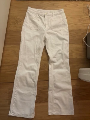Vita dobber jeans från MQ - Säljer ett par nästintill oanvända vita utsvänga dobber jeans från MQ, storlek 42. 