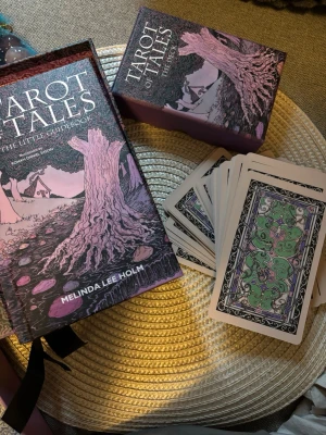 Tarot of the tales  - I nytt och mycket bra skick, guidebook medföljer självklart. Korten  är som nya och inte använda,  enbart tittat på korten. Varan finns på andra ställen också då jag vill få sålt så fort som möjligt. + Äkta kort, Ny pris i affär: 296kr (skickas samma dag eller dagen därpå, vid frågor tveka inte att höra av er ❤️) 