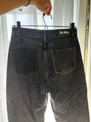 Svarta raka jeans från NA-KD x Ida Carlsson - Säljer ett par svarta raka jeans från kollektionen NA-KD x Ida Carlsson 2022. Jeansen är mid waist och raka. Hyfsat långa så faller över skorna om man är under 170 (för denna storlek). SKITsnygga men dem har blivit för stora för mig tyvärr😭 Dem har endast en ficka där bak och den har en ascool dragkedjedetalj runt sig. Även en fet text på midjelappen på baksidan där det står ”Be Nice” vilket jag tycker är så sjukt snyggt och fint statement.
