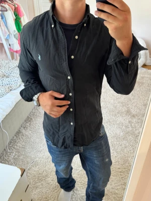 Ralph Lauren skjorta slim fit  - Ralph Lauren | Mycket bra skick | Size - M | Pris 499 | Hör av dig vid minsta fråga eller fundering📩