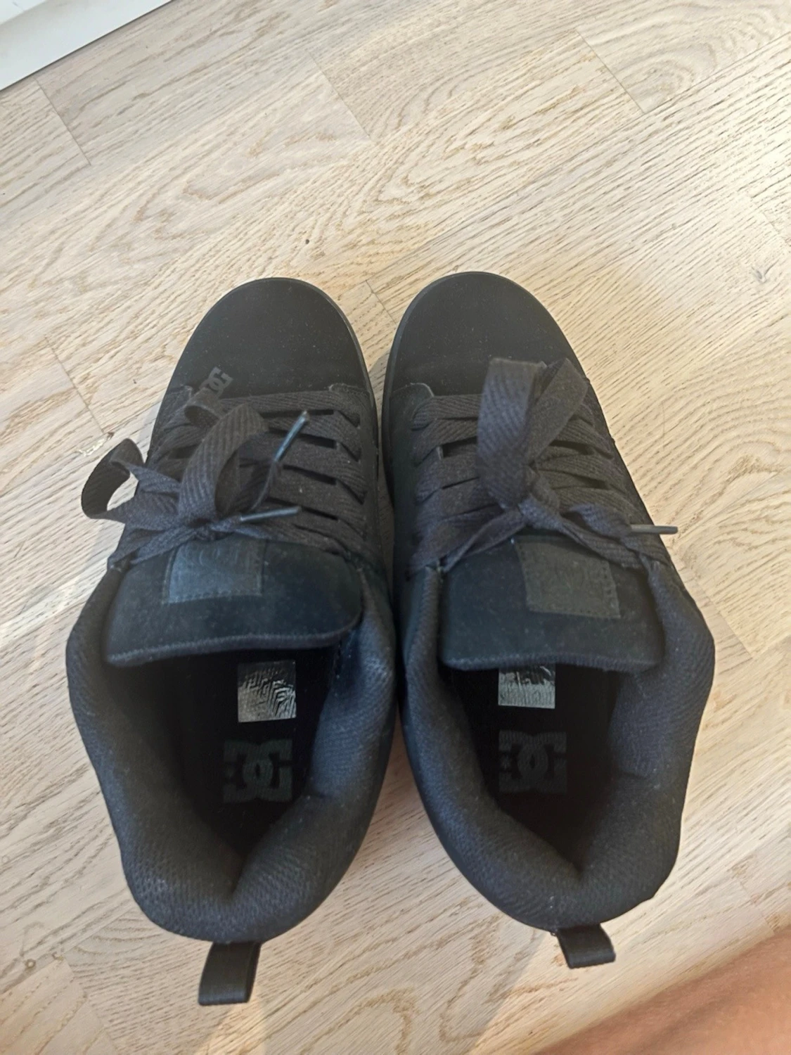 Svarta DC sneakers i mocka - 1