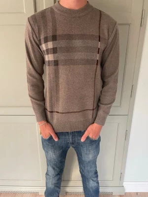 Burberry LONDON Sweatshirt Beige Check - Skitsnygg sweatshirt från Burberry i en beige färg med det klassiska burberry mönstret | Storlek M men sitter som S | I princip nyskick | 