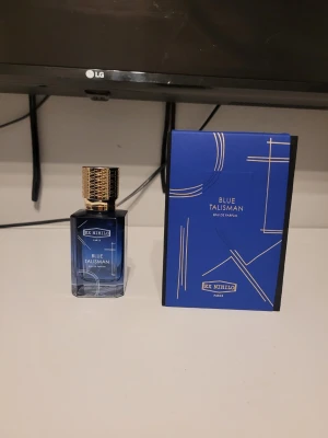 Ex Nihilo Blue Talisman EDP - 50ml av Blue Talisman! (edp) Köpt från Nordiska Kompaniet (NK). Kvitto finns digitalt ifall du behöver! Kommer med full presentation, köpt ca 1 månad sedan :)  Tar gärna bud (rimliga) vid snabb affär!