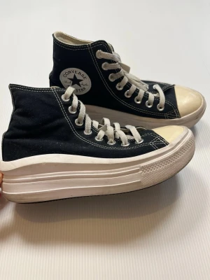Converse Chuck Taylor All Star Move High-Top – storlek 37 – bra skick - Säljer ett par Converse Chuck Taylor All Star Move High-Top-sneakers i storlek 37. Bra skick överlag – enda felen är att tån har börjat gulna och att texten på hälen är ifylld med permanent penna. Inget som påverkar användbarheten.  • Skick: Bra skick – tån har börjat gulna, text på häl ifylld med penna • Storlek: 37 • Kön: Dam • Färg: Vit / Svart • Märke: Converse • Modell: Chuck Taylor All Star Move High-Top