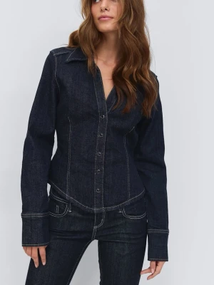 Mörkblå figursydd jeanstopp - Säljer en supersnygg långärmad topp i mörk denim ifrån GinaTricot!🥰Figurnära passform och markerade sömmar som passar perfekt till vardags eller uppklätt. Endast använd en gång, säljer eftersom den inte kommer till använding💞Toppen säljs inte längre på Gina, nypris 500kr. Hör av er vid frågor💌